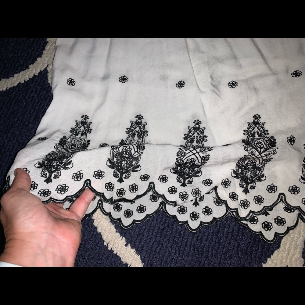 Cute dressy tank with black embroidery. - Picture 5 of 9